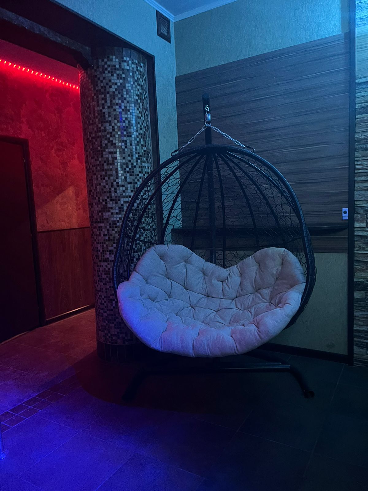 Интерьер салона эротического массажа красная шапочка